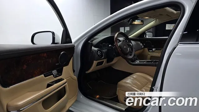 Jaguar XJ 2013 thumb 10