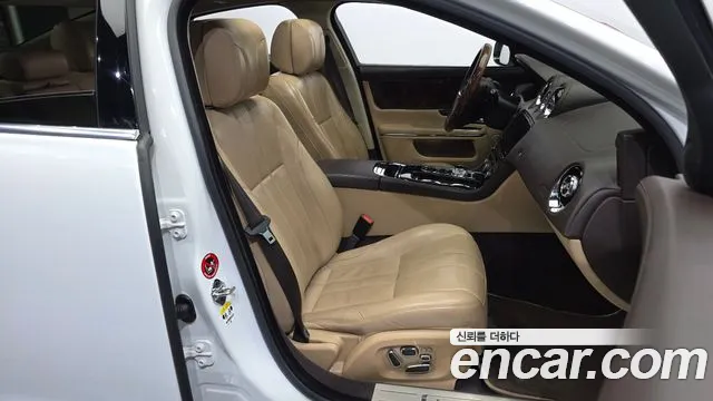 Jaguar XJ 2013 thumb 11
