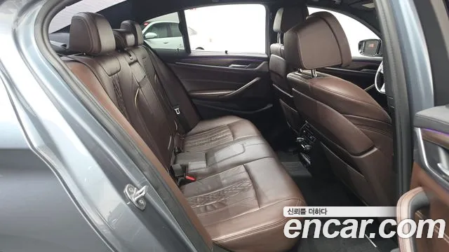 BMW 5-Series 2017 thumb 11