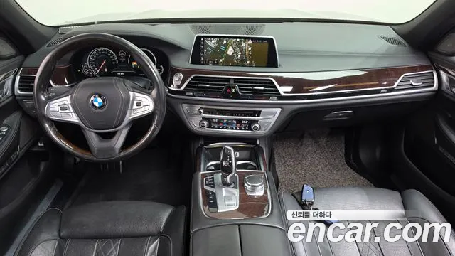 BMW 7-Series 2016 thumb 7