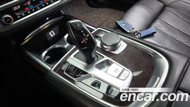 BMW 7-Series 2016 thumb 9