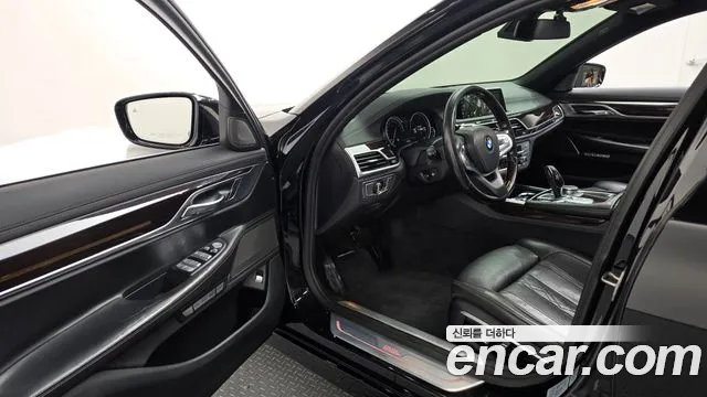 BMW 7-Series 2016 thumb 10
