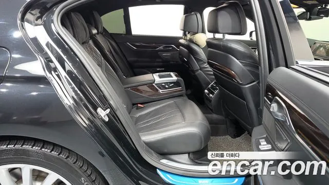 BMW 7-Series 2016 thumb 11