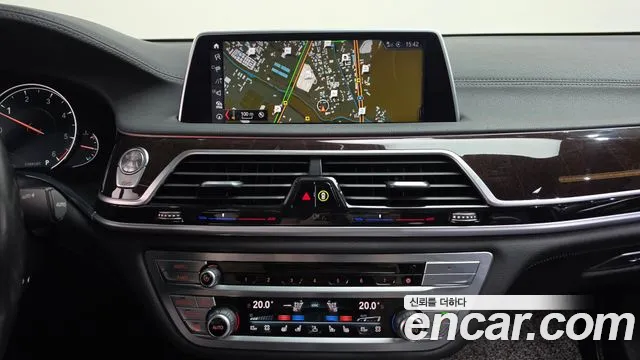 BMW 7-Series 2016 thumb 12