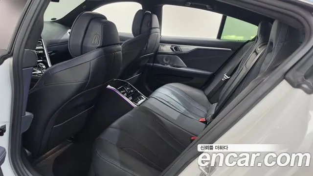 BMW 8-Series 2023 thumb 11