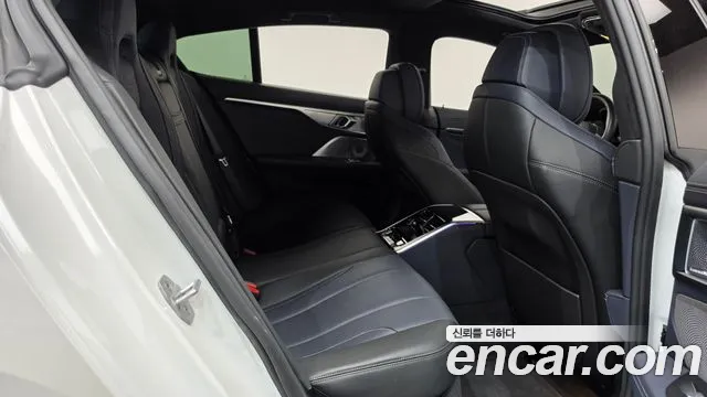 BMW 8-Series 2023 thumb 12