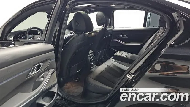 BMW 3-Series 2021 thumb 11