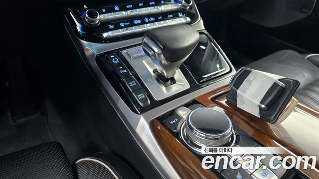 Genesis G90 2016 thumb 9