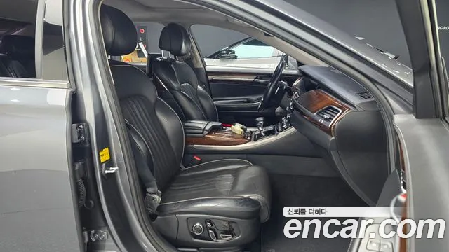 Genesis G90 2016 thumb 10