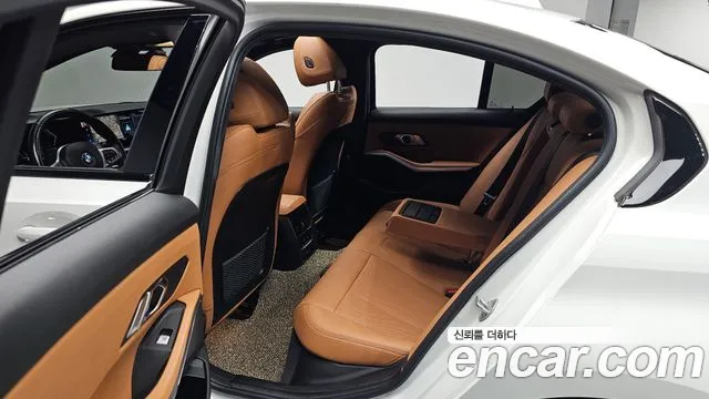 BMW 3-Series 2023 thumb 11