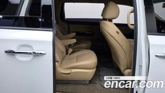 Kia Carnival 2019 thumb 11