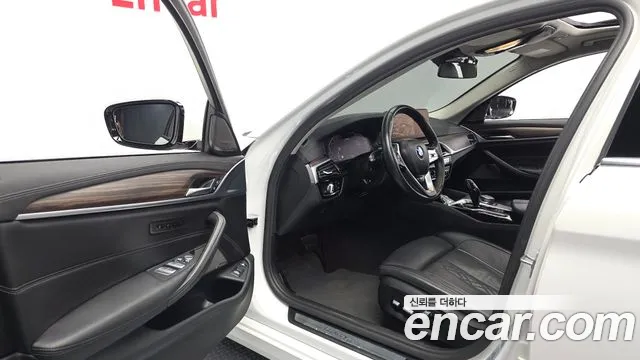 BMW 5-Series 2021 thumb 9