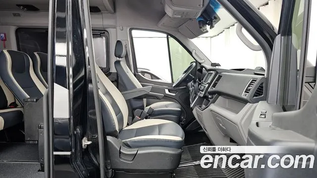 Hyundai Staria 2025 thumb 11