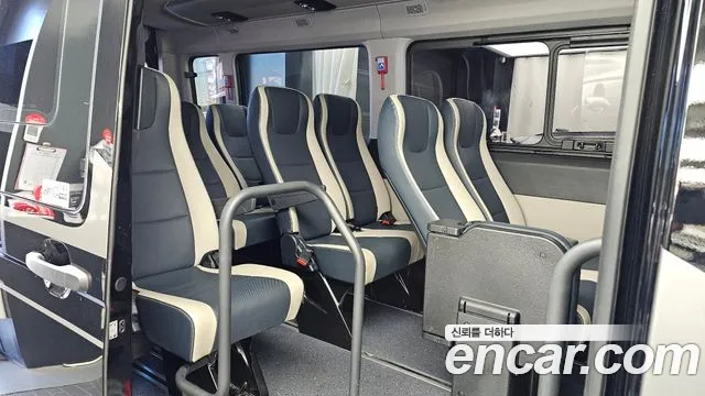 Hyundai Staria 2025 thumb 12