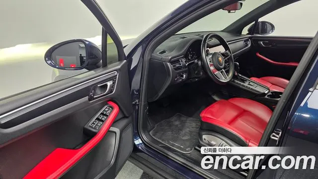 Porsche Macan 2021 thumb 10