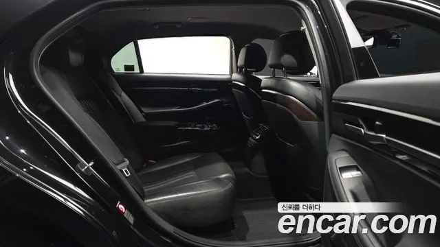 Genesis G90 2018 thumb 12