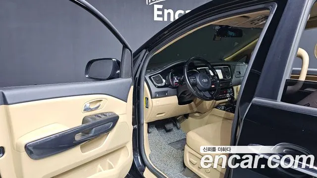 Kia Carnival 2014 thumb 10