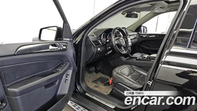 Mercedes-Benz GLS 2017 thumb 10