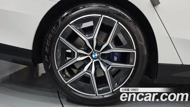 BMW 5-Series 2025 thumb 5