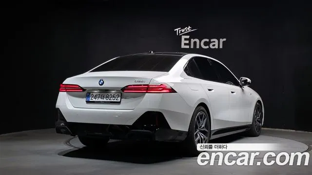 BMW 5-Series 2025 thumb 2