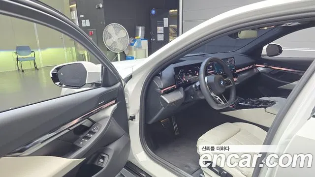 BMW 5-Series 2025 thumb 10