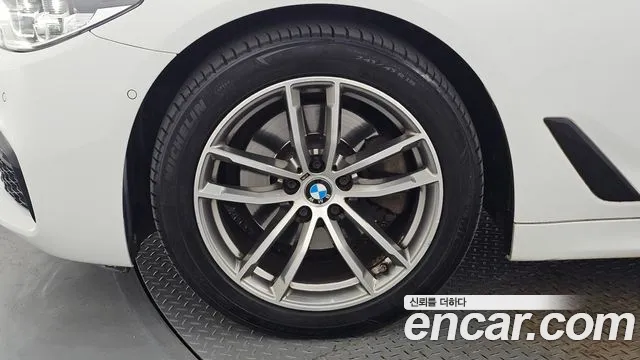 BMW 5-Series 2017 thumb 5