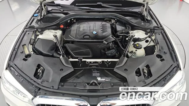 BMW 5-Series 2017 thumb 6