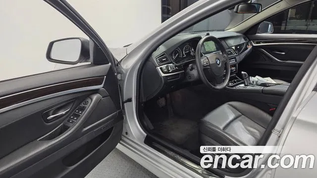 BMW 5-Series 2012 thumb 10