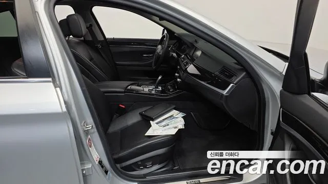 BMW 5-Series 2012 thumb 11