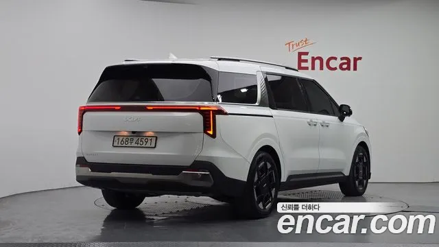 Kia Carnival 2023 thumb 2