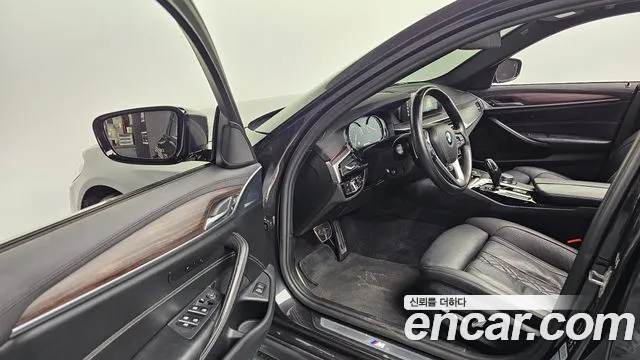 BMW 5-Series 2017 thumb 10