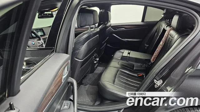 BMW 5-Series 2017 thumb 11