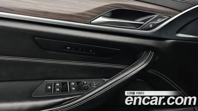 BMW 5-Series 2017 thumb 12