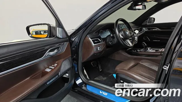 BMW 7-Series 2018 thumb 10