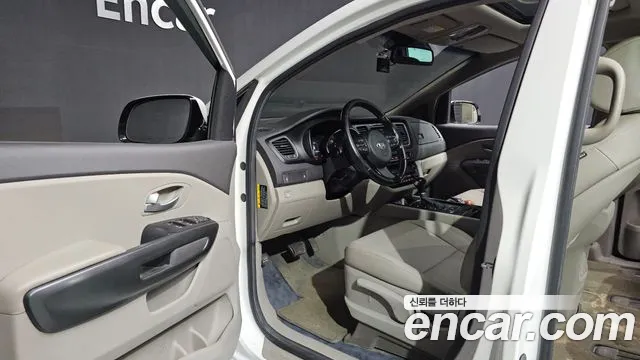 Kia Carnival 2014 thumb 10