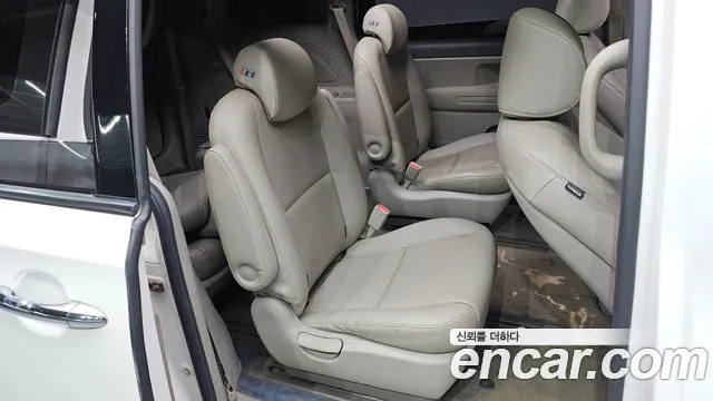 Kia Carnival 2014 thumb 11