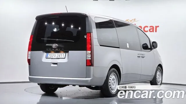 Hyundai Staria 2023 thumb 2