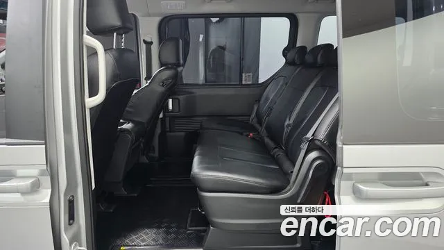 Hyundai Staria 2023 thumb 12