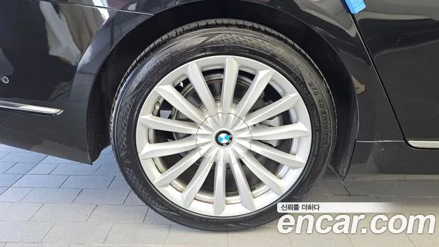 BMW 7-Series 2016 thumb 5