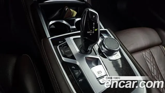BMW 7-Series 2016 thumb 9