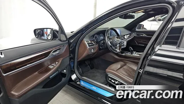 BMW 7-Series 2016 thumb 10