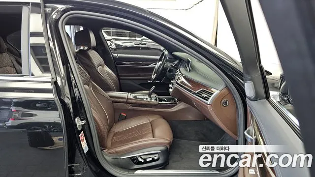BMW 7-Series 2016 thumb 11