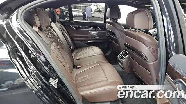 BMW 7-Series 2016 thumb 12