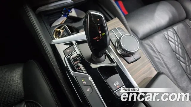 BMW 5-Series 2017 thumb 9