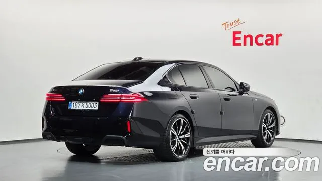 BMW 5-Series 2025 thumb 2