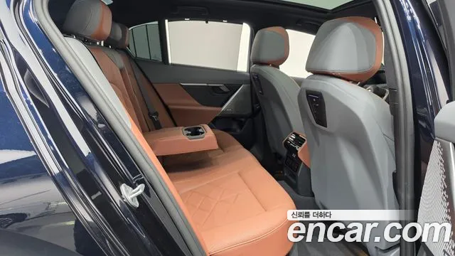 BMW 5-Series 2025 thumb 11