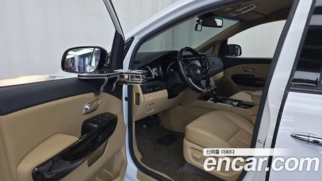 Kia Carnival 2017 thumb 9