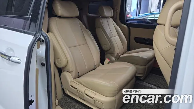 Kia Carnival 2017 thumb 10