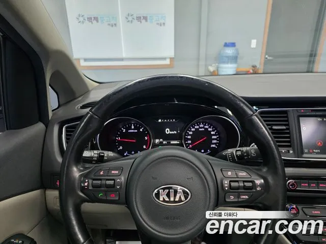 Kia Carnival 2014 thumb 10