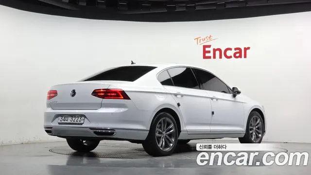 Volkswagen Passat (North America and China) 2018 thumb 2